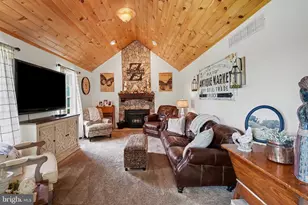 33 Cubbler Ct, Bechtelsville, PA 19505 - Photo 2