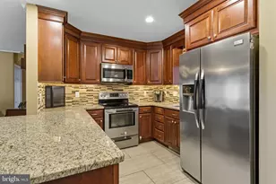 9 Newberry Ln, Levittown, PA 19054 - Photo 4
