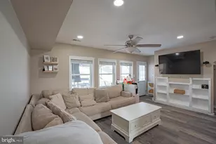 42 Hollyhock Ln, Levittown, PA 19055 - Photo 6