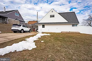 42 Hollyhock Ln, Levittown, PA 19055 - Photo 2