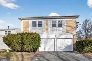 102 Chesapeake Dr, Newtown, PA 18940 - Photo 2