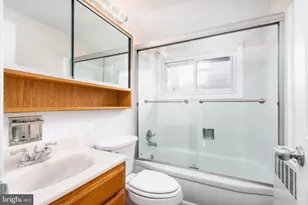 38 Vicar Ln, Levittown, PA 19054 - Photo 16