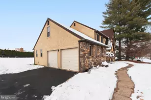 98 Vermeer Dr, Holland, PA 18966 - Photo 2
