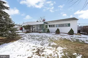 29 Pond Ln, Levittown, PA 19054 - Photo 2