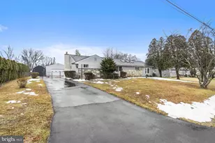 165 Clover Cir, Southampton, PA 18966 - Photo 2