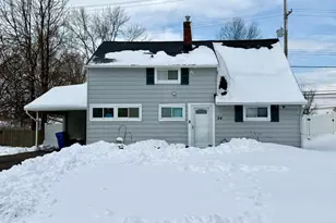 24 Roundwood Ln, Levittown, PA 19055 - Photo 2