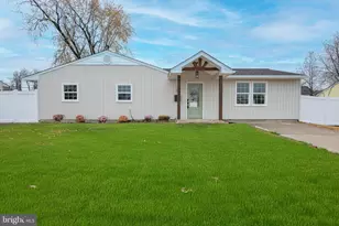 30 Mistletoe Ln, Levittown, PA 19054 - Photo 2