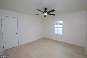 30 Mistletoe Ln, Levittown, PA 19054 - Photo 18