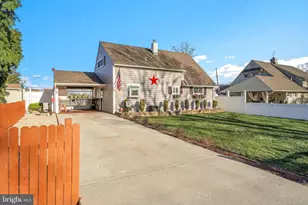 35 Honeysuckle Ln, Levittown, PA 19055 - Photo 4