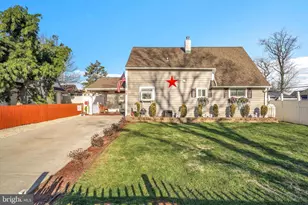 35 Honeysuckle Ln, Levittown, PA 19055 - Photo 2