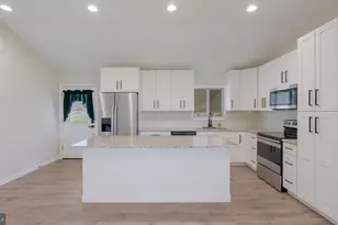 36 Mockorange Ln, Levittown, PA 19054 - Photo 4