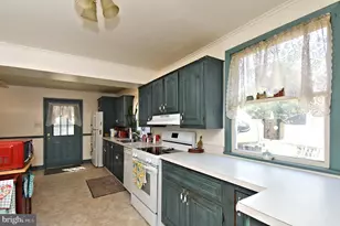 385 E Magnolia Dr, Morrisville, PA 19067 - Photo 12