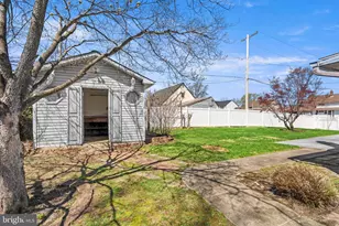 85 Goldenridge Dr, Levittown, PA 19057 - Photo 32