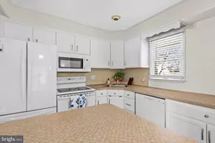 85 Goldenridge Dr, Levittown, PA 19057 - Photo 8