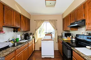 30 Roundwood Ln, Levittown, PA 19055 - Photo 10