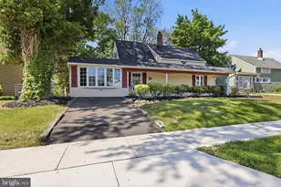 35 Robin Hill Ln, Levittown, PA 19055 - Photo 2