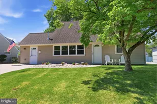 7 New Pond Ln, Levittown, PA 19054 - Photo 2