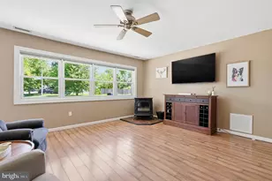 7 New Pond Ln, Levittown, PA 19054 - Photo 4