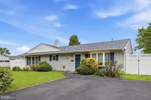 442 Lakeside Dr, Levittown, PA 19054 - Photo 1