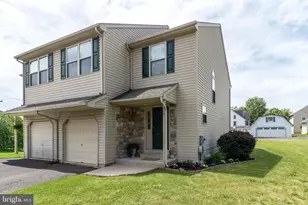 910 Vine St, Perkasie, PA 18944 - Photo 2