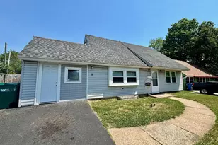 18 Plumtree Rd, Levittown, PA 19056 - Photo 2