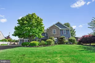 21 Red Rose Dr, Levittown, PA 19056 - Photo 2