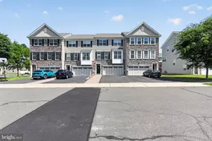 26123 Hickory Ln, Langhorne, PA 19047 - Photo 2