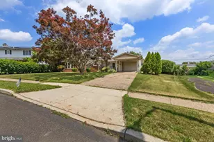 8 Marigold Cir, Levittown, PA 19054 - Photo 2