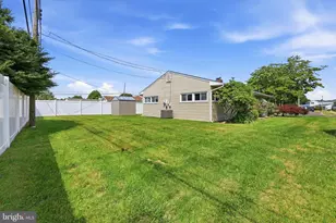 10 Serpentine Ln, Levittown, PA 19055 - Photo 12