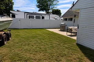 43 Northpark Dr, Levittown, PA 19054 - Photo 2