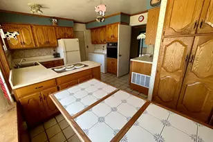 43 Falcon Rd, Levittown, PA 19056 - Photo 6