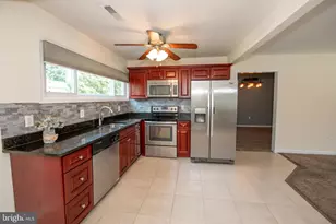 31 Roundwood Ln, Levittown, PA 19055 - Photo 6