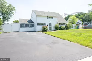 31 Roundwood Ln, Levittown, PA 19055 - Photo 2