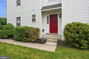 272 Hampshire Dr, Sellersville, PA 18960 - Photo 2