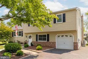 911 Liberty Ln, Warrington, PA 18976 - Photo 2