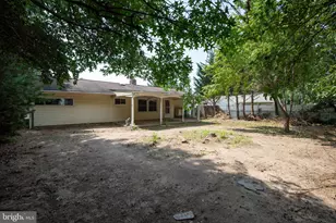 327 Stonybrook Dr, Levittown, PA 19055 - Photo 4