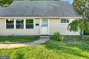 19 Vicar Ln, Levittown, PA 19054 - Photo 4