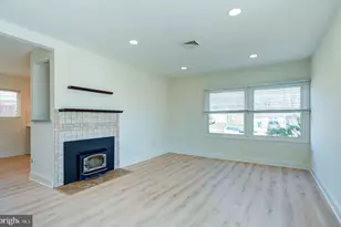 49 Mistletoe Ln, Levittown, PA 19054 - Photo 2