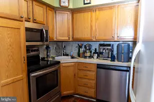 26 Plumtree Rd, Levittown, PA 19056 - Photo 4