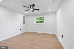 27 Lakeside Dr, Levittown, PA 19054 - Photo 18