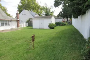 45 Queens Bridge Rd, Levittown, PA 19057 - Photo 36