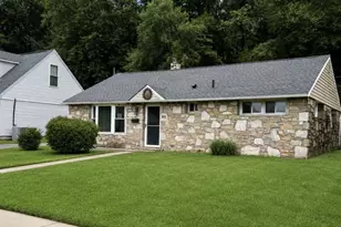 2515 Woodlawn Dr, Bristol, PA 19007 - Photo 2