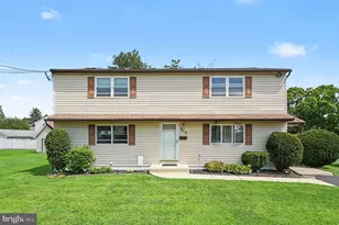 215 Maple St, Warminster, PA 18974 - Photo 2