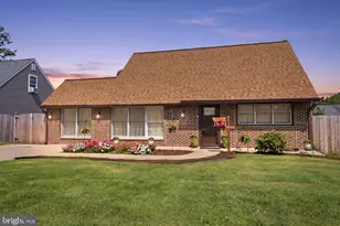 16 Parkside Cir, Levittown, PA 19056 - Photo 2