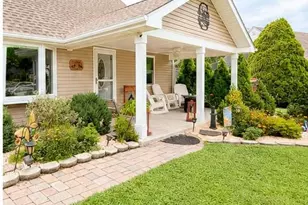 61 Begonia Ln, Levittown, PA 19054 - Photo 2