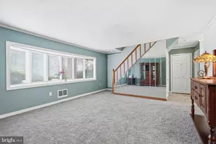 52 Robin Hill Ln, Levittown, PA 19055 - Photo 2
