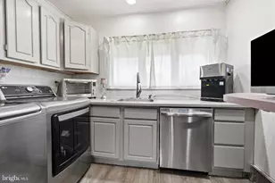 52 Robin Hill Ln, Levittown, PA 19055 - Photo 4