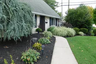 105 Queen Lily Rd, Levittown, PA 19057 - Photo 2