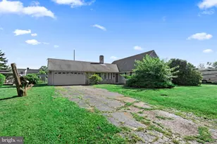 36 Shadywood Rd, Levittown, PA 19056 - Photo 2