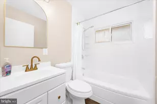 20 New Pond Ln, Levittown, PA 19054 - Photo 10